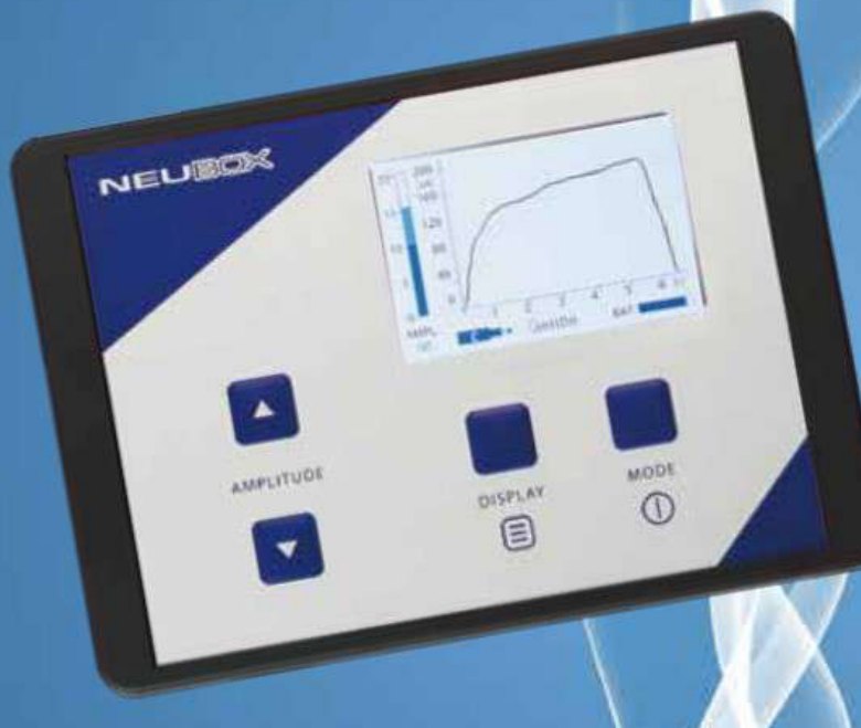 微弱電流治療器ニューボックスの本体。画面と、AMPLITUDE、DISPLAY、MODE のボタン